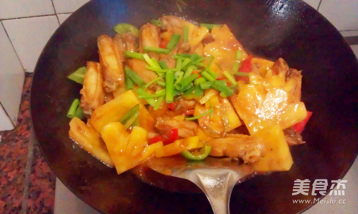 <a href=/shicai/guopin/BoLuo/index.html target=_blank><u>菠萝</u></a><a href=/shicai/rouqin/JiChi/index.html target=_blank><u>鸡翅</u></a>中的做法