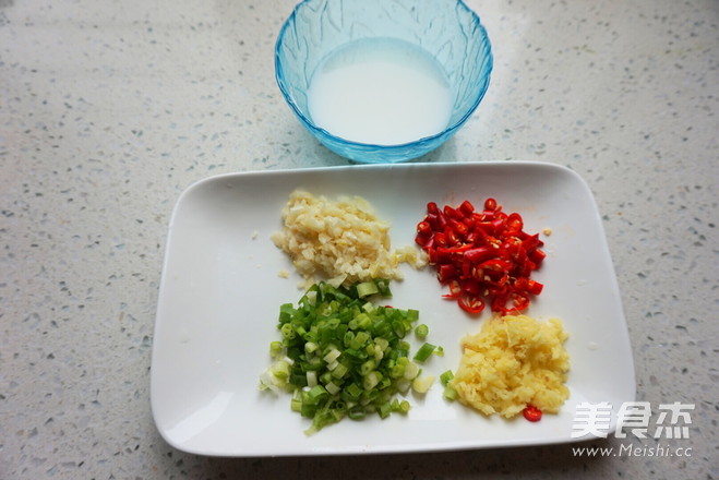 吮指鱼香凤爪的做法