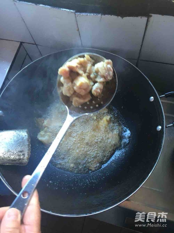 酸辣双椒<a href=/shicai/shuichanpin/NianYu/index.html target=_blank><u>鲶鱼</u></a>的做法