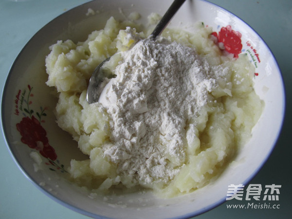 香葱<a href=/shicai/rouqin/HuoTui/index.html target=_blank><u>火腿</u></a><a href=/shicai/shucai/TuDou/index.html target=_blank><u>土豆</u></a>丸子的做法