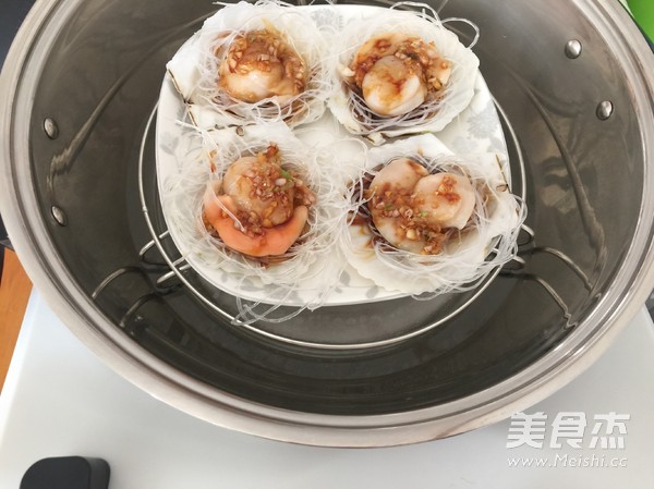 蒜茸<a href=/shicai/mimian/FenSi/index.html target=_blank><u>粉丝</u></a>蒸<a href=/shicai/shuichanpin/ShanBei/index.html target=_blank><u>扇贝</u></a>的做法