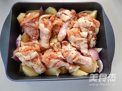 黑椒<a href=/shicai/shucai/TuDou/index.html target=_blank><u>土豆</u></a><a href=/shicai/rouqin/JiChi/index.html target=_blank><u>鸡翅</u></a>根的做法