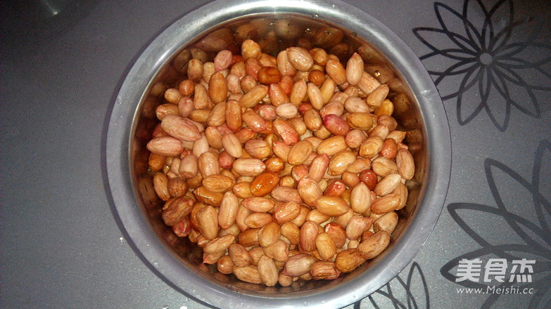 盐烤<a href=/shicai/guopin/HuaSheng/index.html target=_blank><u>花生</u></a>米的做法