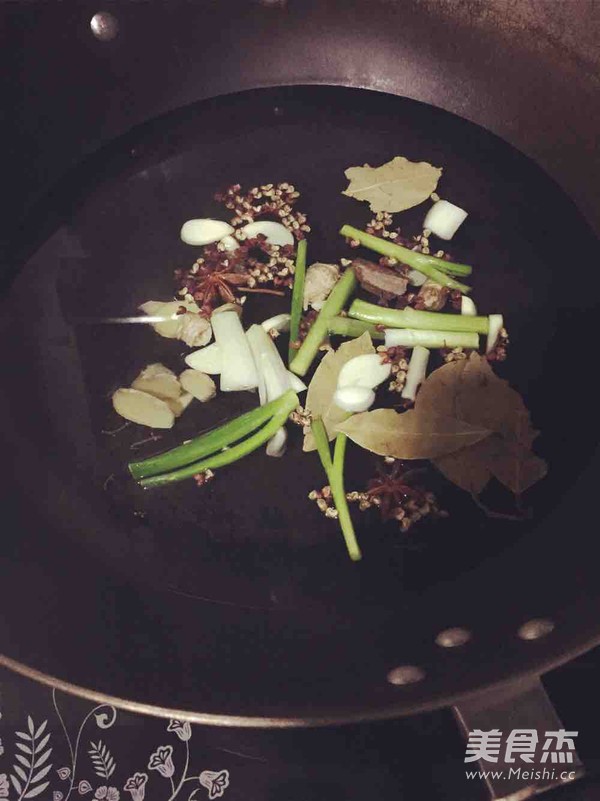 泡椒凤爪+<a href=/shicai/rouqin/JiChi/index.html target=_blank><u>鸡翅</u></a>的做法