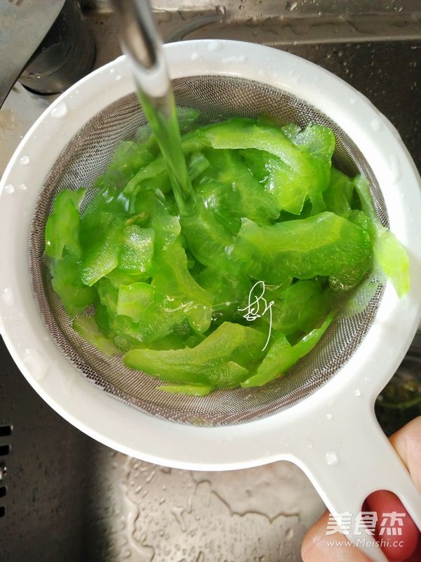 <a href=/shicai/shucai/KuGua/index.html target=_blank><u>苦瓜</u></a>厚蛋烧的做法