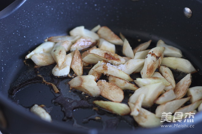 油焖<a href=/shicai/shucai/JiaoBai/index.html target=_blank><u>茭白</u></a>的做法