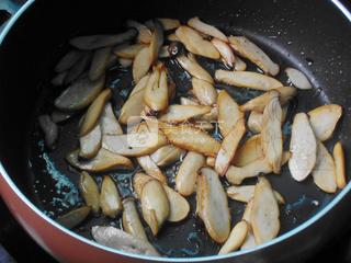 干煸<a href=/shicai/rouqin/LaRou/index.html target=_blank><u>腊肉</u></a><a href=/shicai/shucai/XingBaoGu/index.html target=_blank><u><a href=/shicai/guopin/Xing/index.html target=_blank><u>杏</u></a>鲍菇</u></a>