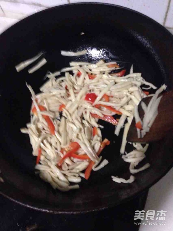 干煸<a href=/shicai/shucai/XingBaoGu/index.html target=_blank><u><a href=/shicai/guopin/Xing/index.html target=_blank><u>杏</u></a>鲍菇</u></a>的做法