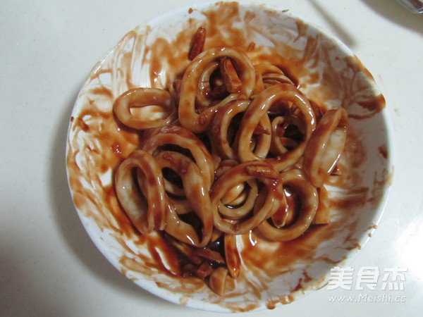 铁板<a href=/shicai/shuichanpin/YouYu/index.html target=_blank><u>鱿鱼</u></a>圈的做法