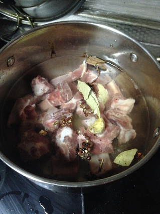 吮指<a href=/shicai/rouqin/PaiGu/index.html target=_blank><u>排骨</u></a><a href=/shicai/mimian/NianGao/index.html target=_blank><u>年糕</u></a>