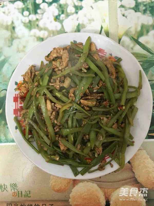 肉炒<a href=/shicai/shucai/DouJiao/index.html target=_blank><u>豆角</u></a>丝的做法