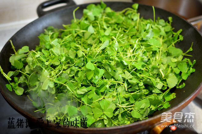 酒香金<a href=/shicai/shucai/HuaCai/index.html target=_blank><u>花菜</u></a>的做法