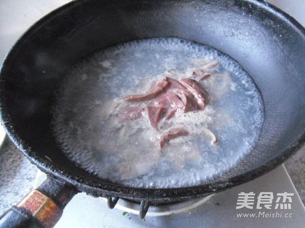 <a href=/shicai/shucai/YangCong/index.html target=_blank><u>洋葱</u></a>炒羊肝的做法