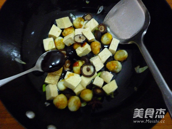 <a href=/shicai/shucai/XiangGu/index.html target=_blank><u>香菇</u></a>冻<a href=/shicai/mimian/DouFu/index.html target=_blank><u>豆腐</u></a>烧<a href=/shicai/rouqin/AnChun/index.html target=_blank><u>鹌鹑</u></a>蛋的做法