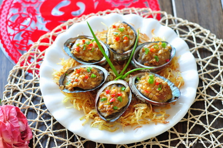 蒜蓉蒸<a href=/shicai/shuichanpin/BaoYu/index.html target=_blank><u>鲍鱼</u></a>的做法