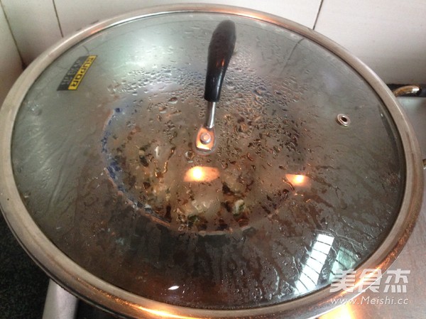 <a href=/shicai/shucai/ZiSu/index.html target=_blank><u>紫苏</u></a>蒸<a href=/shicai/rouqin/PaiGu/index.html target=_blank><u>排骨</u></a>的做法