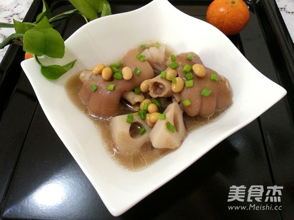 <a href=/shicai/shucai/LianOu/index.html target=_blank><u>莲<a href=/shicai/shucai/Ou/index.html target=_blank><u>藕</u></a></u></a>炖猪手的做法