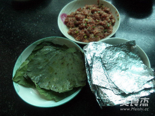 香烤<a href=/shicai/shucai/HeYe/index.html target=_blank><u>荷叶</u></a>肉丸的做法