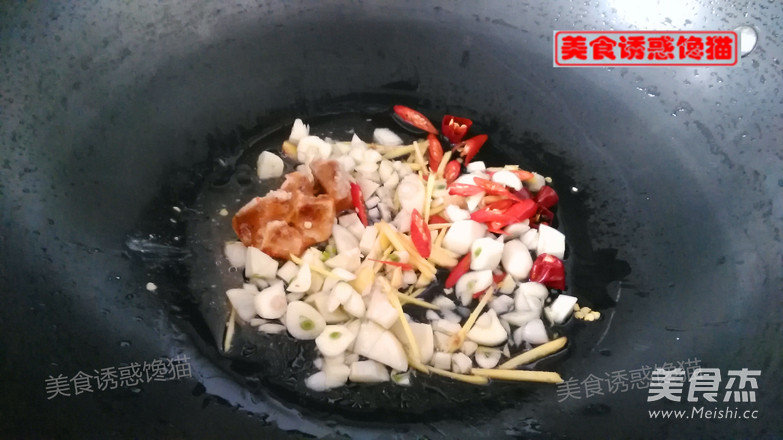 <a href=/shicai/shucai/XiangYu/index.html target=_blank><u>香芋</u></a>红烧肉的做法