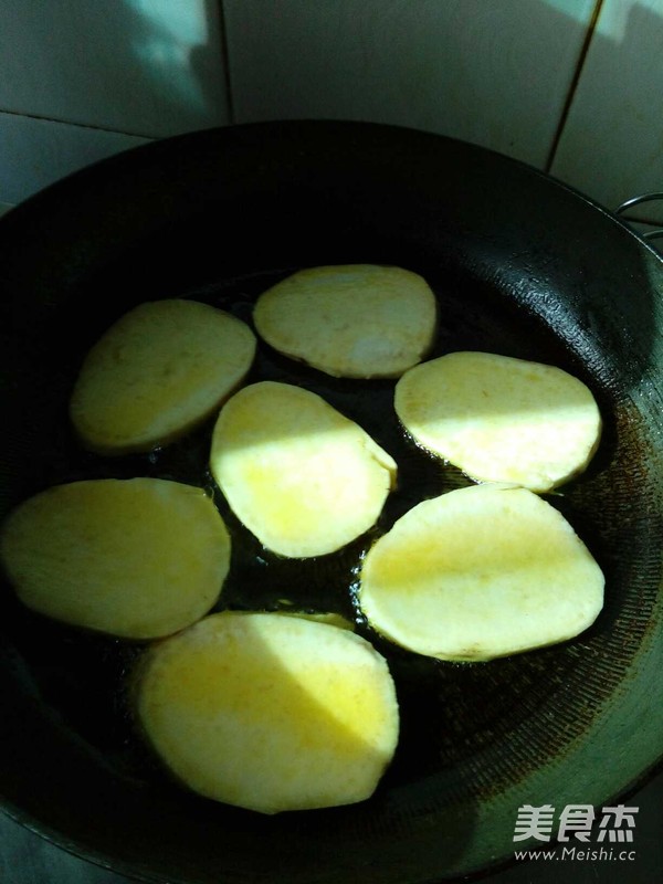 煎<a href=/shicai/shucai/DiGua/index.html target=_blank><u>地瓜</u></a>片的做法