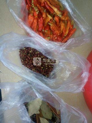 五香<a href=/shicai/shucai/LaJiao/index.html target=_blank><u>辣椒</u></a>油