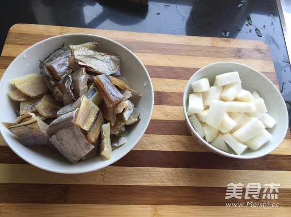 <a href=/shicai/shucai/LuoBo/index.html target=_blank><u>萝卜</u></a><a href=/shicai/shuichanpin/ManYu/index.html target=_blank><u>鳗鱼</u></a>干的做法