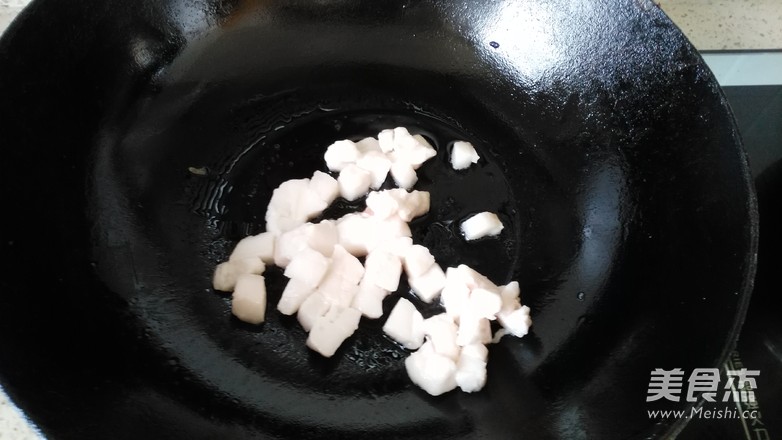 <a href=/shicai/rouqin/ZhuYou/index.html target=_blank><u>猪油</u></a>渣的做法