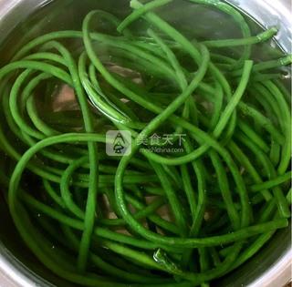 <a href=/shicai/shucai/JiangDou/index.html target=_blank><u>豇豆</u></a>镶嵌珍珠丸