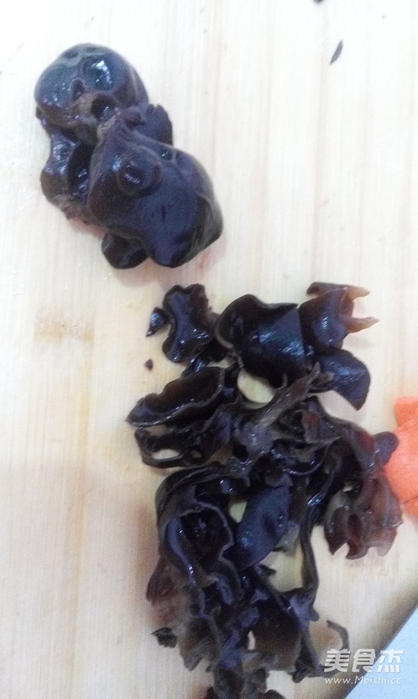 鱼香虎皮<a href=/shicai/rouqin/AnChun/index.html target=_blank><u>鹌鹑</u></a>蛋的做法