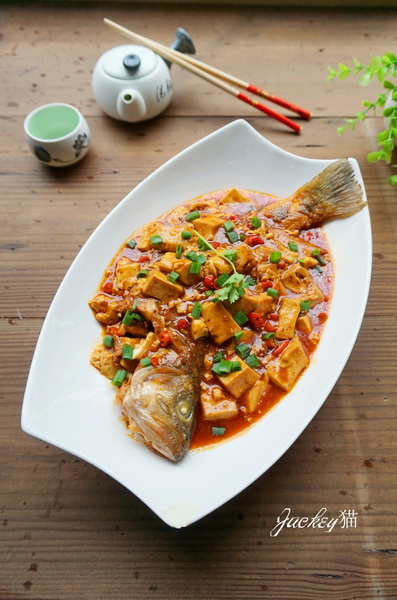 <a href=/shicai/mimian/DouFu/index.html target=_blank><u>豆腐</u></a>烧<a href=/shicai/shuichanpin/LuYu/index.html target=_blank><u>鲈鱼</u></a>的做法