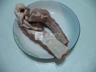 红<a href=/shicai/shucai/LuoBo/index.html target=_blank><u>萝卜</u></a>烧<a href=/shicai/rouqin/PaiGu/index.html target=_blank><u>排骨</u></a>