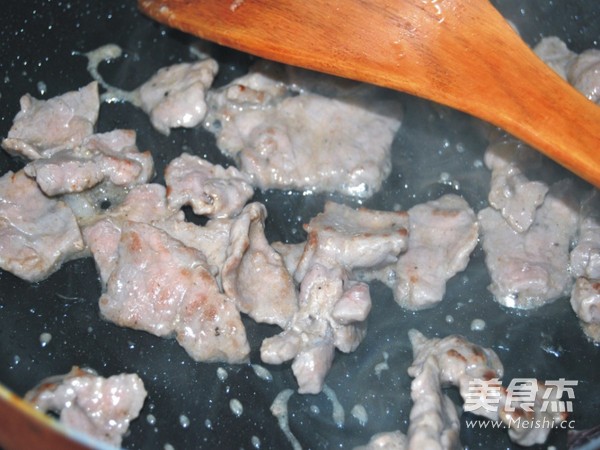 <a href=/shicai/shucai/YangCong/index.html target=_blank><u>洋葱</u></a>炒<a href=/shicai/rouqin/NiuRou/index.html target=_blank><u>牛肉</u></a>片的做法