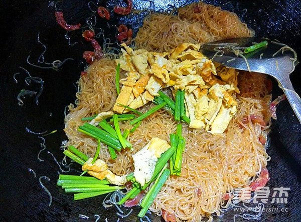 腊肠<a href=/shicai/rouqin/YaDan/index.html target=_blank><u>鸭蛋</u></a>炒的做法