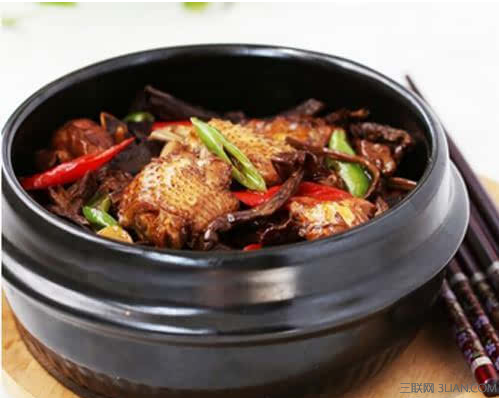 双菇<a href=/shicai/rouqin/JiChi/index.html target=_blank><u>鸡翅</u></a>煲怎么做