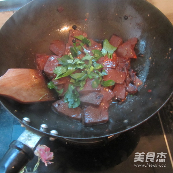 <a href=/shicai/mimian/HeiDou/index.html target=_blank><u>黑豆</u></a>豉煮<a href=/shicai/rouqin/zhuXue/index.html target=_blank><u>猪<a href=/shicai/rouqin/Xue/index.html target=_blank><u>血</u></a></u></a>的做法