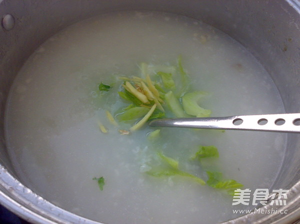 咸猪骨<a href=/shicai/shucai/JieCai/index.html target=_blank><u>芥菜</u></a>粥的做法