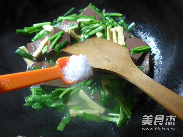 <a href=/shicai/shucai/JiuCai/index.html target=_blank><u>韭菜</u></a><a href=/shicai/mimian/FuZhu/index.html target=_blank><u>腐竹</u></a>煮<a href=/shicai/rouqin/YaXie/index.html target=_blank><u>鸭<a href=/shicai/rouqin/Xue/index.html target=_blank><u>血</u></a></u></a>的做法