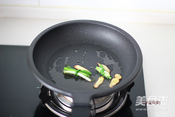 <a href=/shicai/mimian/YouMianJin/index.html target=_blank><u>油面筋</u></a>塞肉的做法