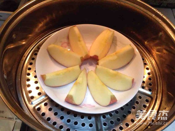美味蒸<a href=/shicai/guopin/PingGuo/index.html target=_blank><u>苹果</u></a>的做法
