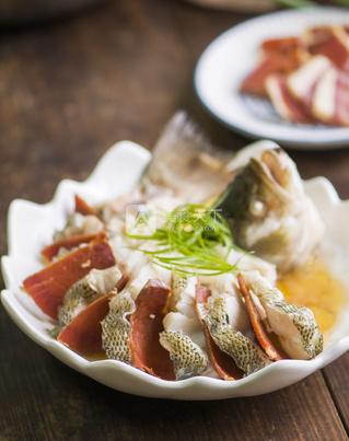 <a href=/shicai/rouqin/HuoTui/index.html target=_blank><u>火腿</u></a>蒸<a href=/shicai/shuichanpin/LuYu/index.html target=_blank><u>鲈鱼</u></a>