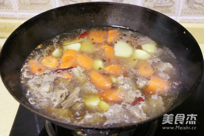 <a href=/shicai/shucai/HuLuoBo/index.html target=_blank><u>胡<a href=/shicai/shucai/LuoBo/index.html target=_blank><u>萝卜</u></a></u></a><a href=/shicai/shucai/TuDou/index.html target=_blank><u>土豆</u></a>炖<a href=/shicai/rouqin/NiuRou/index.html target=_blank><u>牛肉</u></a>的做法