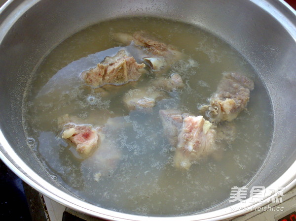 咸猪骨<a href=/shicai/shucai/JieCai/index.html target=_blank><u>芥菜</u></a>粥的做法
