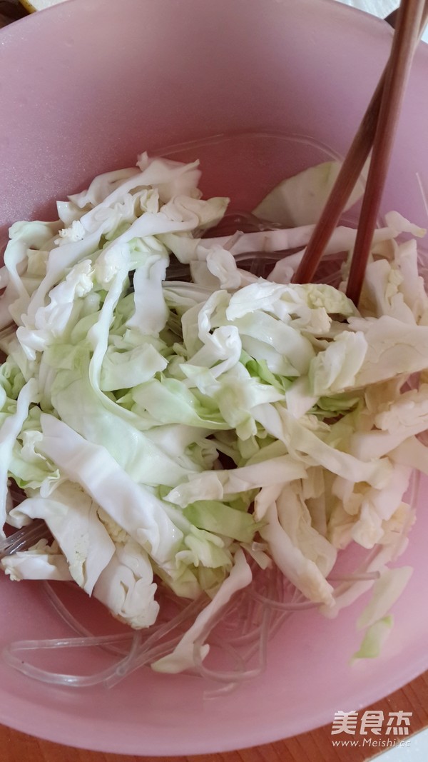 大头菜炖<a href=/shicai/mimian/FenTiao/index.html target=_blank><u>粉条</u></a>的做法