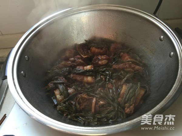 干<a href=/shicai/shucai/DouJiao/index.html target=_blank><u>豆角</u></a>烧肉的做法