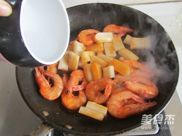 年年高---鲜虾炒<a href=/shicai/mimian/NianGao/index.html target=_blank><u>年糕</u></a>的做法