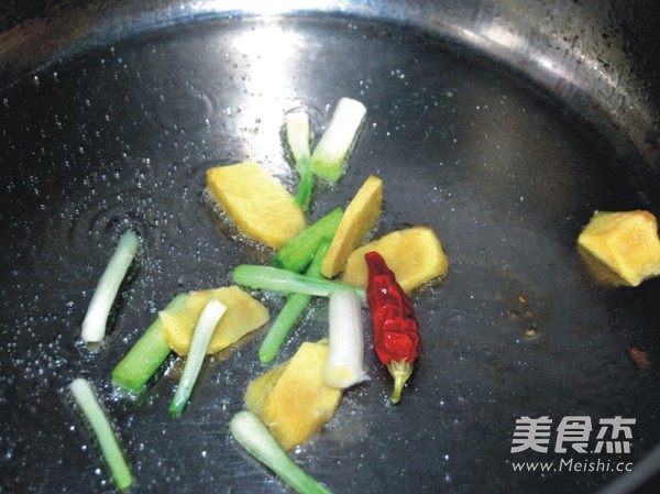 <a href=/shicai/shucai/GuiHua/index.html target=_blank><u>桂花</u></a>酱汁肉的做法