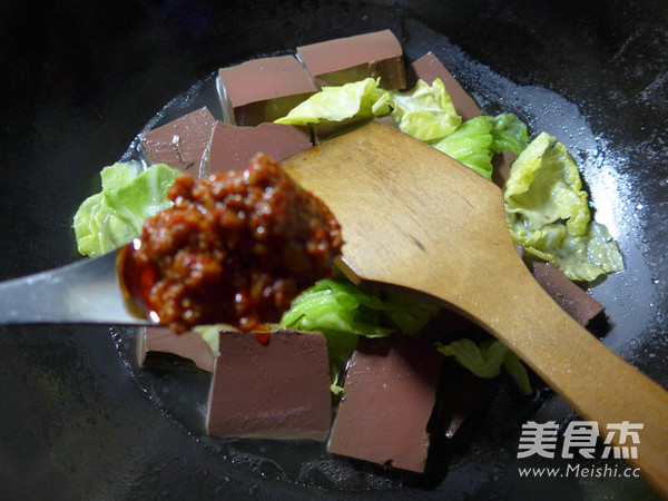 <a href=/shicai/shucai/YuanBaiCai/index.html target=_blank><u>圆<a href=/shicai/shucai/BaiCai/index.html target=_blank><u>白菜</u></a></u></a>煮<a href=/shicai/rouqin/YaXie/index.html target=_blank><u>鸭<a href=/shicai/rouqin/Xue/index.html target=_blank><u>血</u></a></u></a>的做法