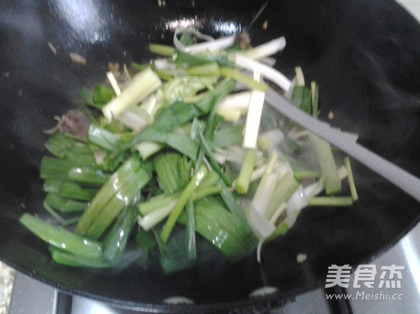 蒜叶炒<a href=/shicai/rouqin/JiZhen/index.html target=_blank><u>鸡胗</u></a>的做法