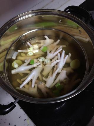 秘香红烧<a href=/shicai/rouqin/JiZha/index.html target=_blank><u>鸡爪</u></a>