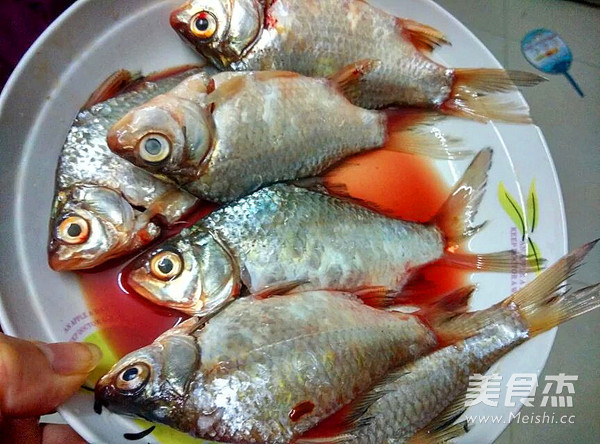 香煎<a href=/shicai/shuichanpin/JiYu/index.html target=_blank><u>鲫鱼</u></a>的做法